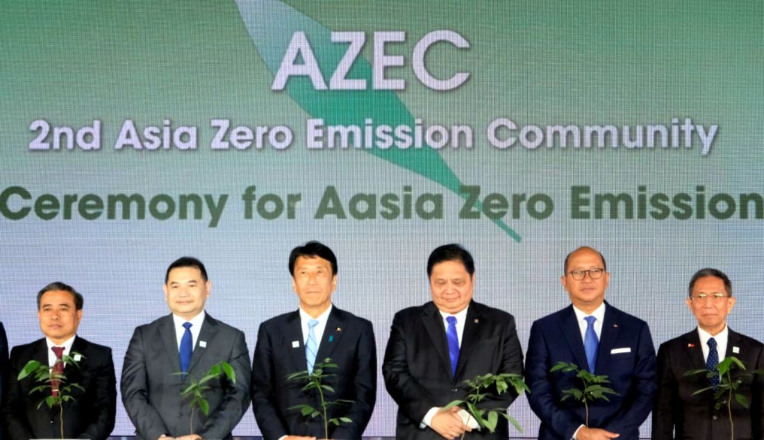 Menteri Kordinator Bidang perekonomian Airlangga Hartarto bersama menteri Investasi Rosan Roeslani, Menteri Ekonomi, Perdagangan dan Industri Jepang Ken Saito serta sejumlah menteri dari Negara-negara anggota Asia Zero Emission Community (AZEC) membuka pertemuan AZEC 2nd Ministerial Meeting, di Jakarta, Rabu (21/8). AZEC, atau Asia Zero Emission Community, merupakan inisiatif yang digagas oleh Jepang sejak Januari 2022. Bertujuan untuk berbagi visi memajukan dekarbonisasi di antara negara-negara Asia dan bekerja sama untuk mempromosikan transisi energi. - JPNN.com