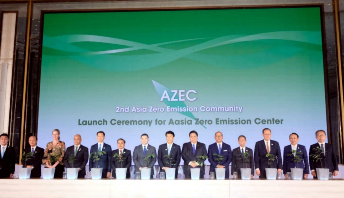 Menteri Kordinator Bidang perekonomian Airlangga Hartarto bersama menteri Investasi Rosan Roeslani, Menteri Ekonomi, Perdagangan dan Industri Jepang Ken Saito serta sejumlah menteri dari Negara-negara anggota Asia Zero Emission Community (AZEC) membuka pertemuan AZEC 2nd Ministerial Meeting, di Jakarta, Rabu (21/8). AZEC, atau Asia Zero Emission Community, merupakan inisiatif yang digagas oleh Jepang sejak Januari 2022. Bertujuan untuk berbagi visi memajukan dekarbonisasi di antara negara-negara Asia dan bekerja sama untuk mempromosikan transisi energi. - JPNN.com