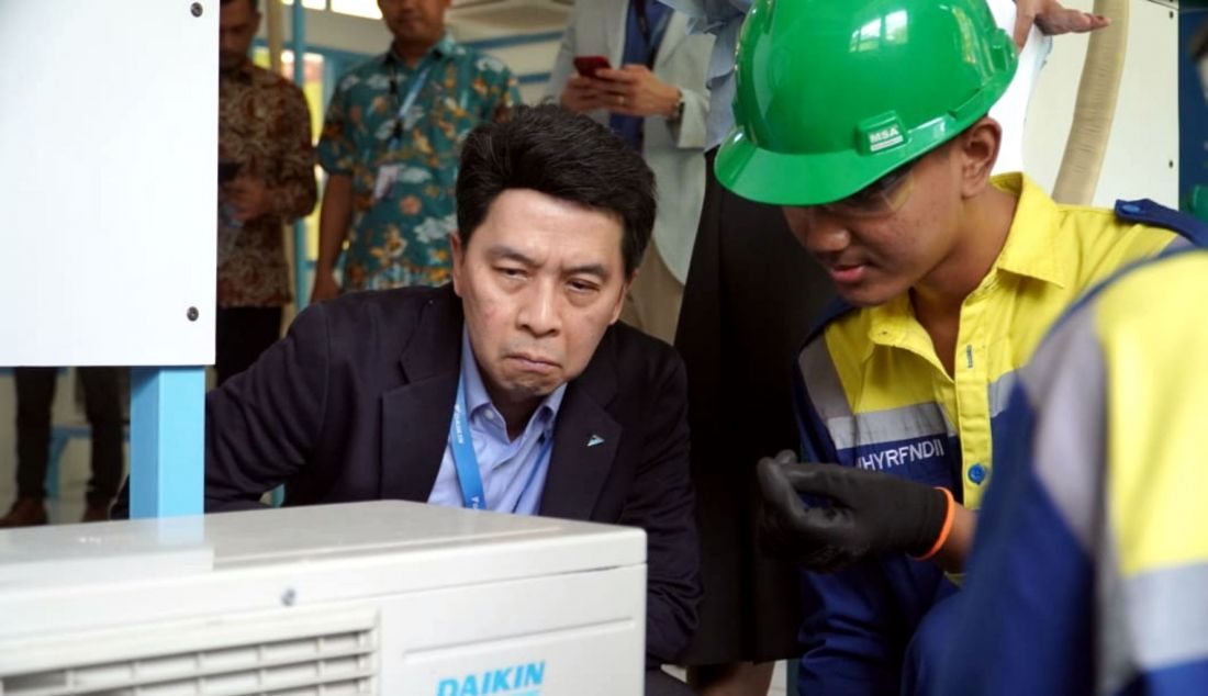 PT Daikin Airconditioning Indonesia (DAIKIN) kembali menunjukkan inisiatif sosialnya bagi pengembangan masyarakat Indonesia, khususnya dalam bidang pendidikan. Berjalan melalui kolaborasi dengan Sekolah Menengah Kejuruan (SMK), perusahaan spesialis tata udara asal Jepang ini meresmikan DAIKIN Center of Excellence di SMK Negeri 2 Kendal, Selasa (20/8). - JPNN.com