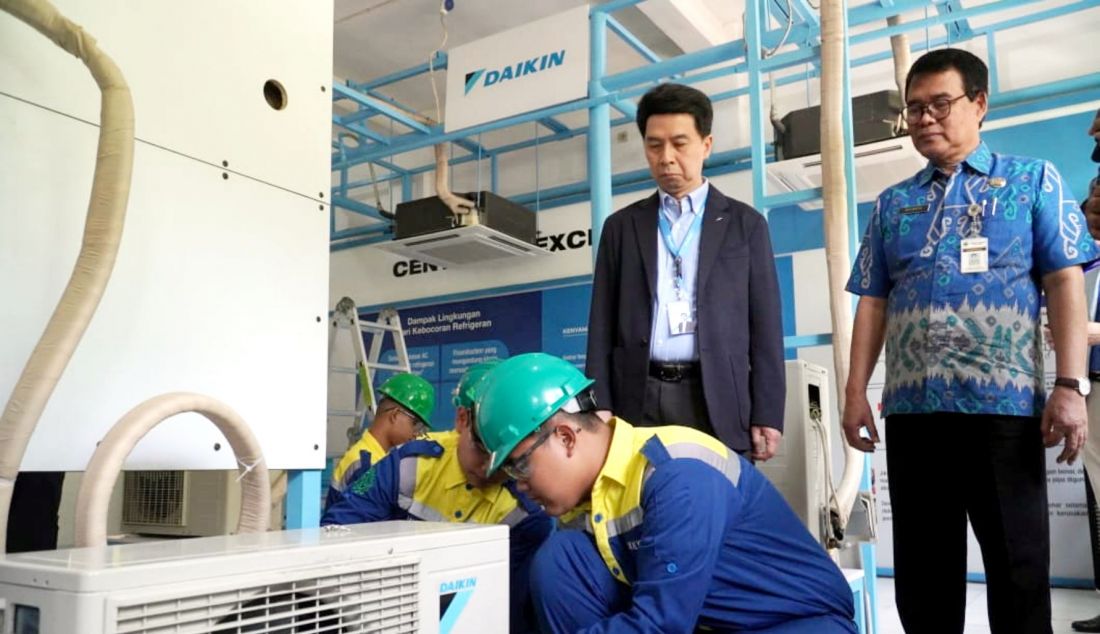 PT Daikin Airconditioning Indonesia (DAIKIN) kembali menunjukkan inisiatif sosialnya bagi pengembangan masyarakat Indonesia, khususnya dalam bidang pendidikan. Berjalan melalui kolaborasi dengan Sekolah Menengah Kejuruan (SMK), perusahaan spesialis tata udara asal Jepang ini meresmikan DAIKIN Center of Excellence di SMK Negeri 2 Kendal, Selasa (20/8). - JPNN.com