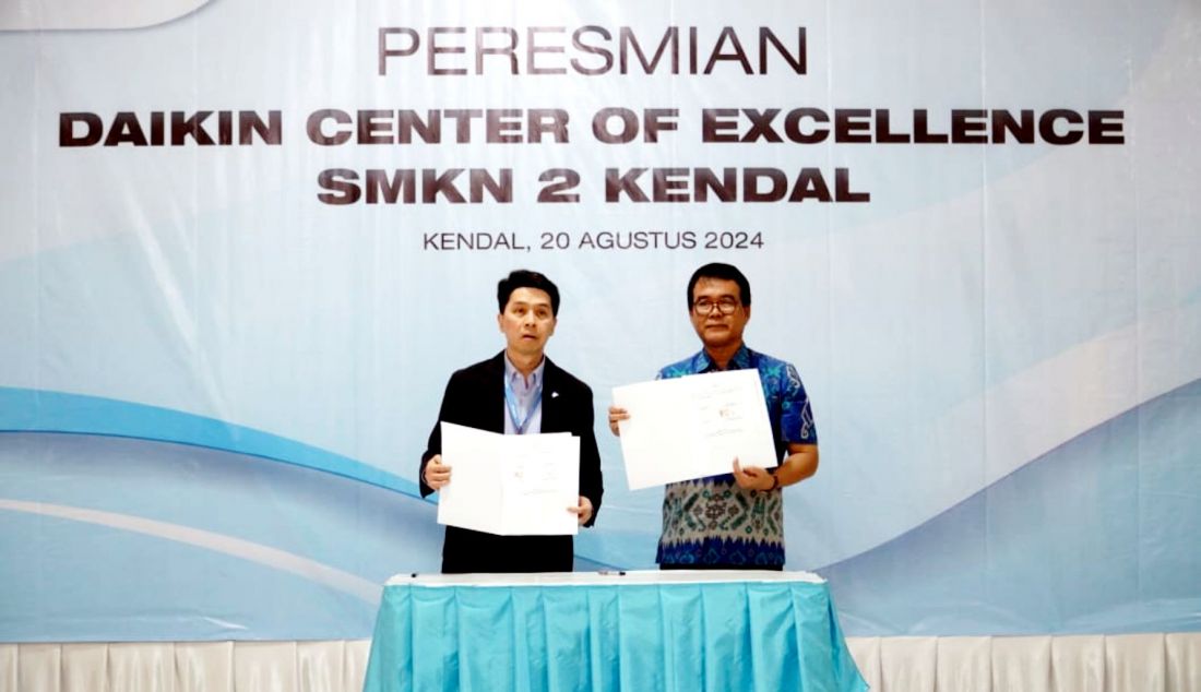 PT Daikin Airconditioning Indonesia (DAIKIN) kembali menunjukkan inisiatif sosialnya bagi pengembangan masyarakat Indonesia, khususnya dalam bidang pendidikan. Berjalan melalui kolaborasi dengan Sekolah Menengah Kejuruan (SMK), perusahaan spesialis tata udara asal Jepang ini meresmikan DAIKIN Center of Excellence di SMK Negeri 2 Kendal, Selasa (20/8). Sebagai ruang kelas, kelengkapan papan tulis dan meja pengajar pun menjadi bagian didalamnya. Sementara seolah mengukuhkannya sebagai ruang praktikum khusus bagi perangkat tata udara, pada salahsatu dindingnya tertutup berbagai poster yang berisikan berbagai pengetahuan terkait perangkat pendingin udara (air conditioner AC). - JPNN.com