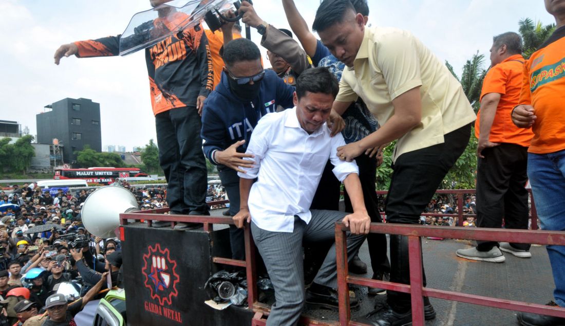 Anggota DPR Fraksi Gerinda Habiburokhman seusai menemui pendemo di depan Gedung DPR, Jakarta, Kamis (22/8). Aksi tersebut sebagai penolakan terhadap revisi Undang-Undang Pemilihan Kepala Daerah (UU Pilkada). - JPNN.com