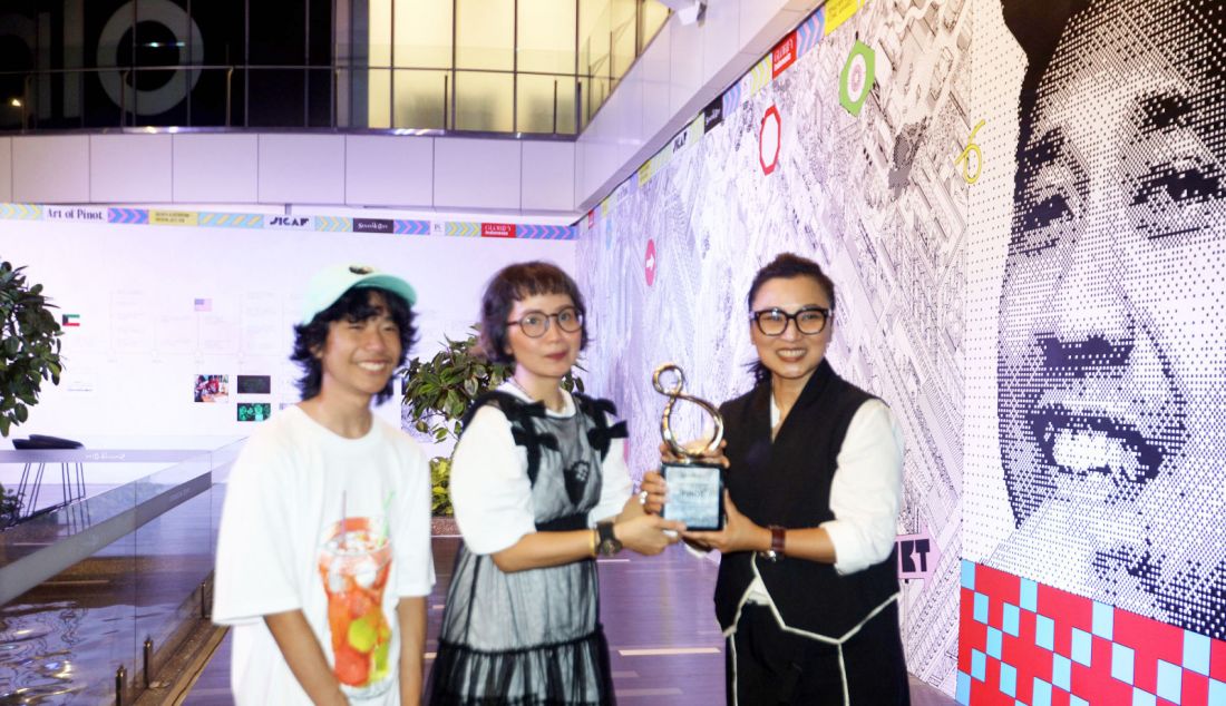 Frances Jaclyn Halim selaku General Manager Leasing & Marketing Communication Senayan City memberikan Iconic Creator Award 2024 kepada Pinot atas kemampuannya menggabungkan animasi tradisional dan stop-motion sehingga melahirkan karya-karya luar biasa yang telah memenangkan berbagai penghargaan Internasional yang diwakili oleh Dita Ichwandardi istri dari Pinot beserta putranya. - JPNN.com