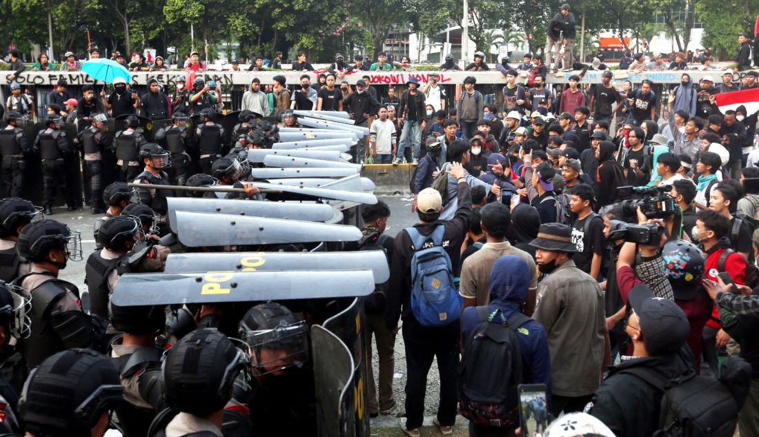 Petugas kepolisan saat mengamankan aksi unjuk rasa di depan Gedung DPR, Jakarta, Kamis (22/8). Aksi tersebut sebagai penolakan terhadap revisi Undang-Undang Pemilihan Kepala Daerah (UU Pilkada). - JPNN.com