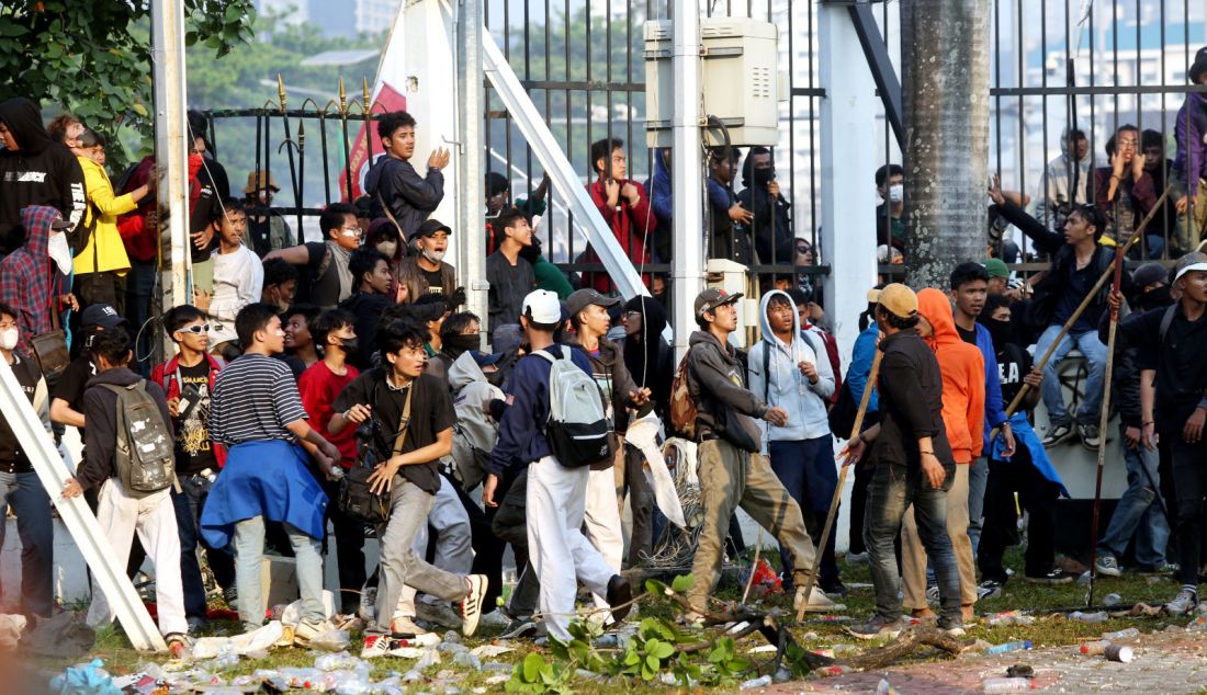 Sejumlah massa menggelar aksi unjuk rasa di depan Gedung DPR, Jakarta, Kamis (22/8). Aksi tersebut sebagai penolakan terhadap revisi Undang-Undang Pemilihan Kepala Daerah (UU Pilkada). - JPNN.com