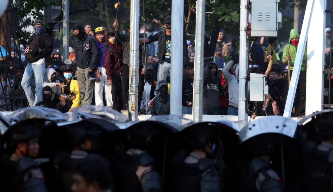 Sejumlah massa menggelar aksi unjuk rasa di depan Gedung DPR, Jakarta, Kamis (22/8). Aksi tersebut sebagai penolakan terhadap revisi Undang-Undang Pemilihan Kepala Daerah (UU Pilkada). - JPNN.com