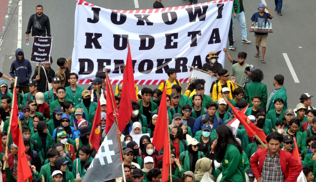 Sejumlah massa menggelar aksi unjuk rasa di depan Gedung DPR, Jakarta, Kamis (22/8). Aksi tersebut sebagai penolakan terhadap revisi Undang-Undang Pemilihan Kepala Daerah (UU Pilkada). - JPNN.com