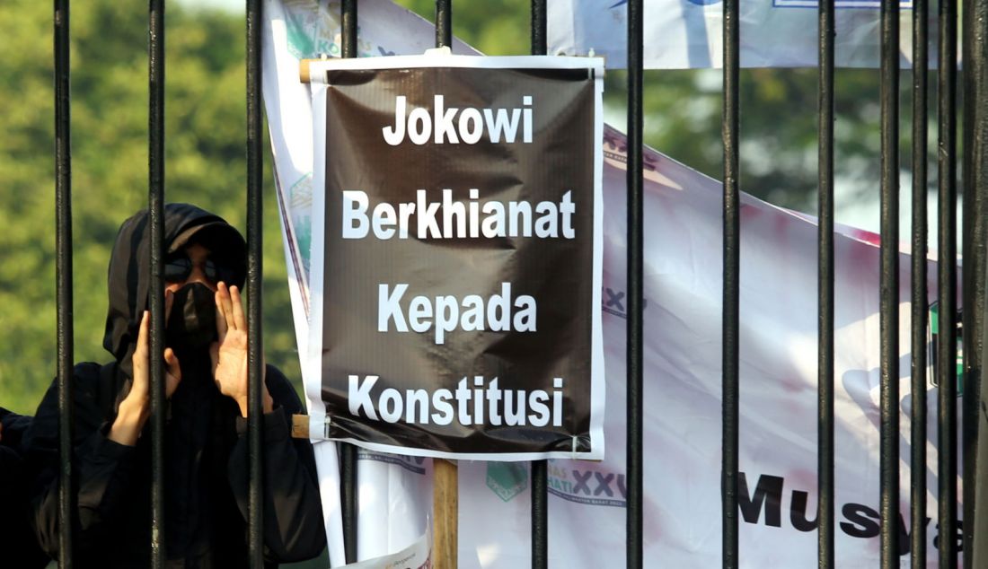 Sejumlah massa menggelar aksi unjuk rasa di depan Gedung DPR, Jakarta, Kamis (22/8). Aksi tersebut sebagai penolakan terhadap revisi Undang-Undang Pemilihan Kepala Daerah (UU Pilkada). - JPNN.com