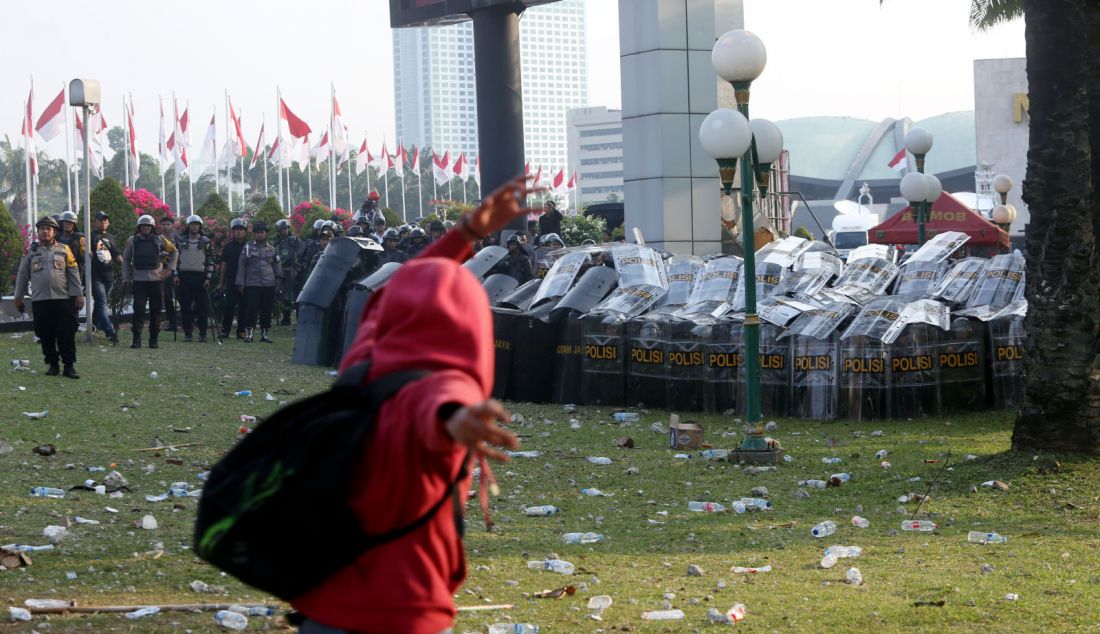 Sejumlah massa menggelar aksi unjuk rasa di depan Gedung DPR, Jakarta, Kamis (22/8). Aksi tersebut sebagai penolakan terhadap revisi Undang-Undang Pemilihan Kepala Daerah (UU Pilkada). - JPNN.com