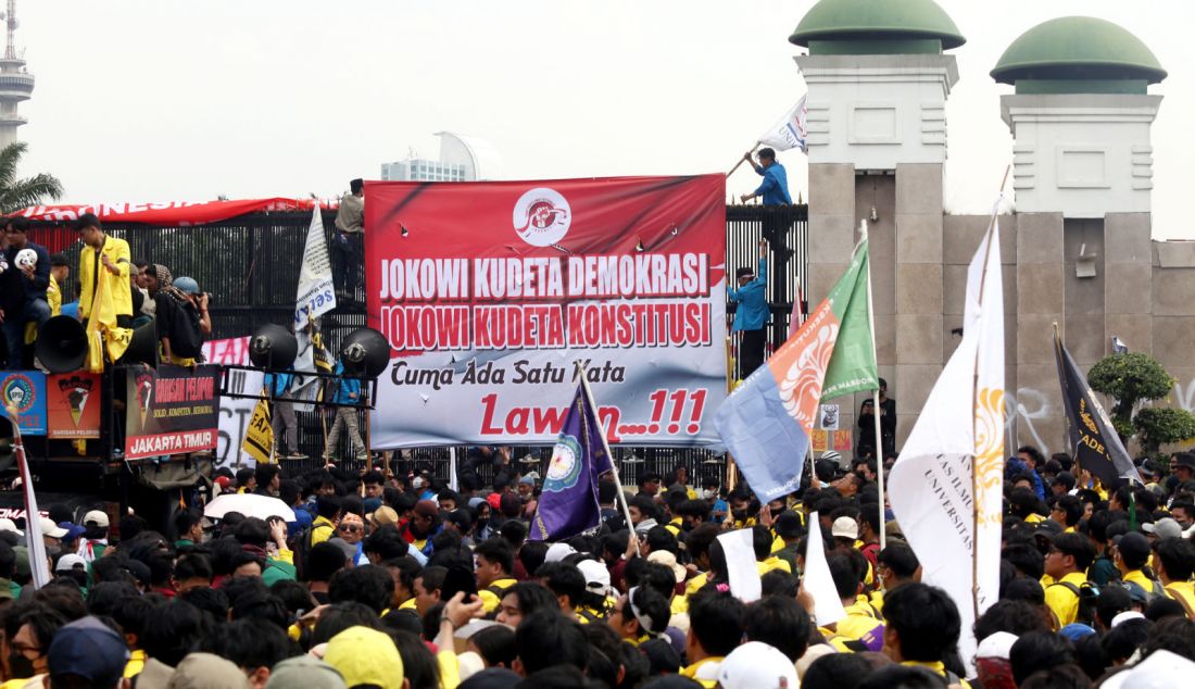 Sejumlah massa menggelar aksi unjuk rasa di depan Gedung DPR, Jakarta, Kamis (22/8). Aksi tersebut sebagai penolakan terhadap revisi Undang-Undang Pemilihan Kepala Daerah (UU Pilkada). - JPNN.com