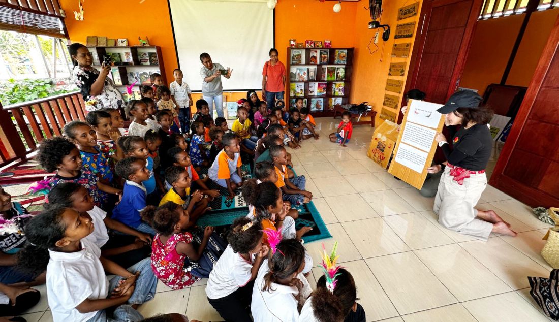 Aileen Goh, Country Manager, Indonesia, Mastercard, membacakan buku kepada anak-anak di Rumah Baca Maranatha dan Rumah Baca Silo. Melalui kolaborasi Mastercard, Wahana Visi Indonesia, dan Central Department Store, Rumah Baca Silo dan Rumah Baca Maranatha telah membantu 443 individu, termasuk 300 anak-anak dan 143 orang dewasa. - JPNN.com