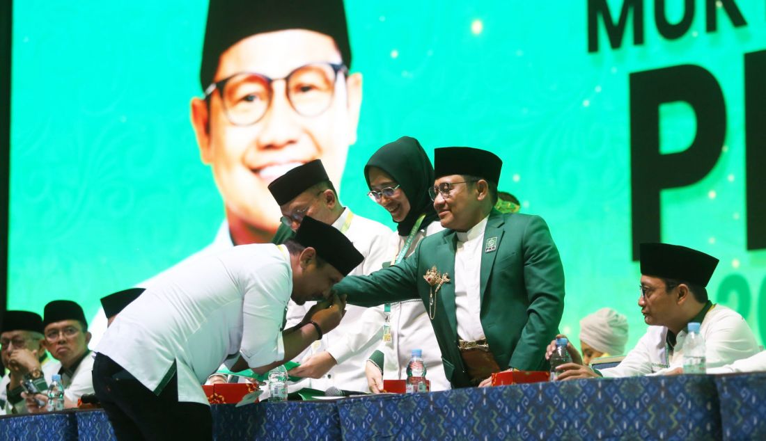 Perwakilan DPW PKB menyalami Ketua umum PKB Muhaimin Iskandar seusai menyerahkan laporan tanggapan DPW PKB terhadap laporan pertanggungjawaban Ketum PKB Muhaimin pada Muktamar VI PKB 2024, Nusa Dua Bali Hotel, Bali, Sabtu (24/8). Seluruh DPW PKB menerima laporan pertanggungjawaban Ketum PKB Muhaimin Iskandar dan meminta Muhaimin Iskandar maju kembali menjadi Ketum PKB. - JPNN.com