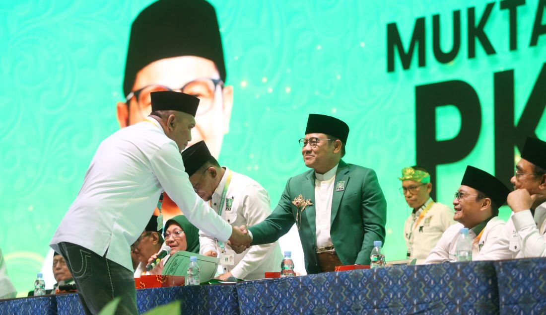 Perwakilan DPW PKB menyalami Ketua umum PKB Muhaimin Iskandar seusai menyerahkan laporan tanggapan DPW PKB terhadap laporan pertanggungjawaban Ketum PKB Muhaimin pada Muktamar VI PKB 2024, Nusa Dua Bali Hotel, Bali, Sabtu (24/8). Seluruh DPW PKB menerima laporan pertanggungjawaban Ketum PKB Muhaimin Iskandar dan meminta Muhaimin Iskandar maju kembali menjadi Ketum PKB. - JPNN.com