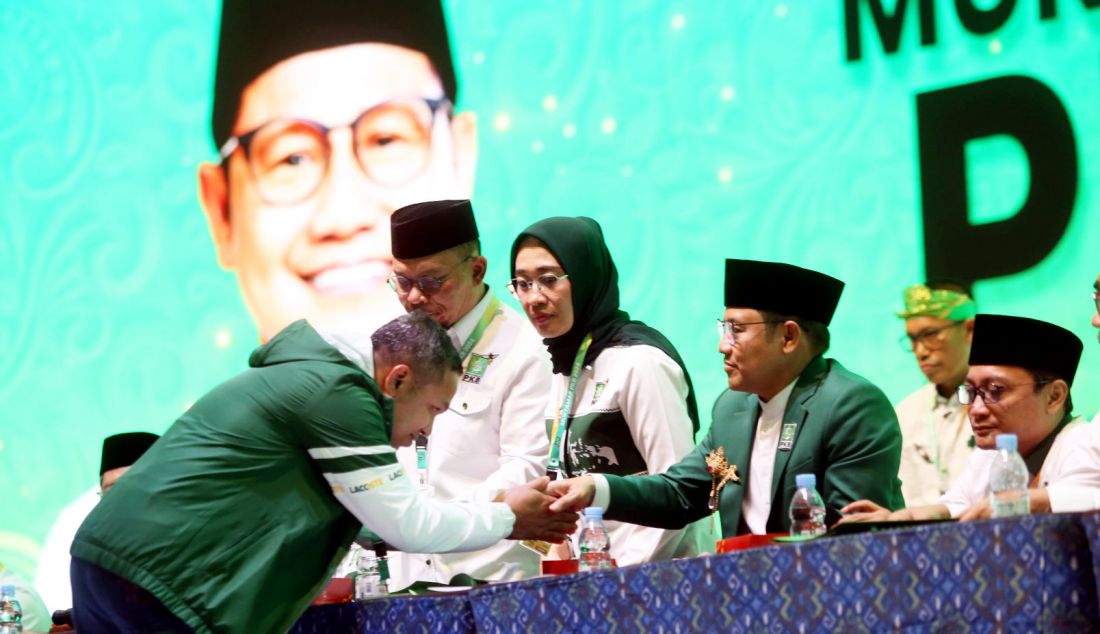 Perwakilan DPW PKB menyalami Ketua umum PKB Muhaimin Iskandar seusai menyerahkan laporan tanggapan DPW PKB terhadap laporan pertanggungjawaban Ketum PKB Muhaimin pada Muktamar VI PKB 2024, Nusa Dua Bali Hotel, Bali, Sabtu (24/8). Seluruh DPW PKB menerima laporan pertanggungjawaban Ketum PKB Muhaimin Iskandar dan meminta Muhaimin Iskandar maju kembali menjadi Ketum PKB. - JPNN.com