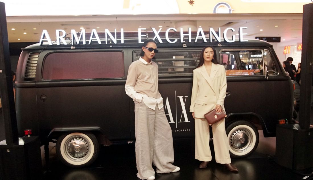 Model berpose pada acara grand opening gerai Armani Exchange di Grand Indonesia Mall, Jakarta Pusat beberapa hari lalu. Brand fashion karya desainer Italia Armani Exchange membuka gerai pertamanya di Indonesia yang menghadirkan tren terbaru dengan harga yang menarik bagi kaum muda. Koleksi yang ditawarkan meliputi berbagai pakaian dan aksesoris yang stylish dan casual. - JPNN.com