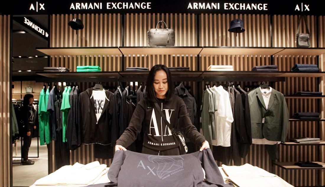 Model berpose pada acara grand opening gerai Armani Exchange di Grand Indonesia Mall, Jakarta Pusat beberapa hari lalu. Brand fashion karya desainer Italia Armani Exchange membuka gerai pertamanya di Indonesia yang menghadirkan tren terbaru dengan harga yang menarik bagi kaum muda. Koleksi yang ditawarkan meliputi berbagai pakaian dan aksesoris yang stylish dan casual. - JPNN.com