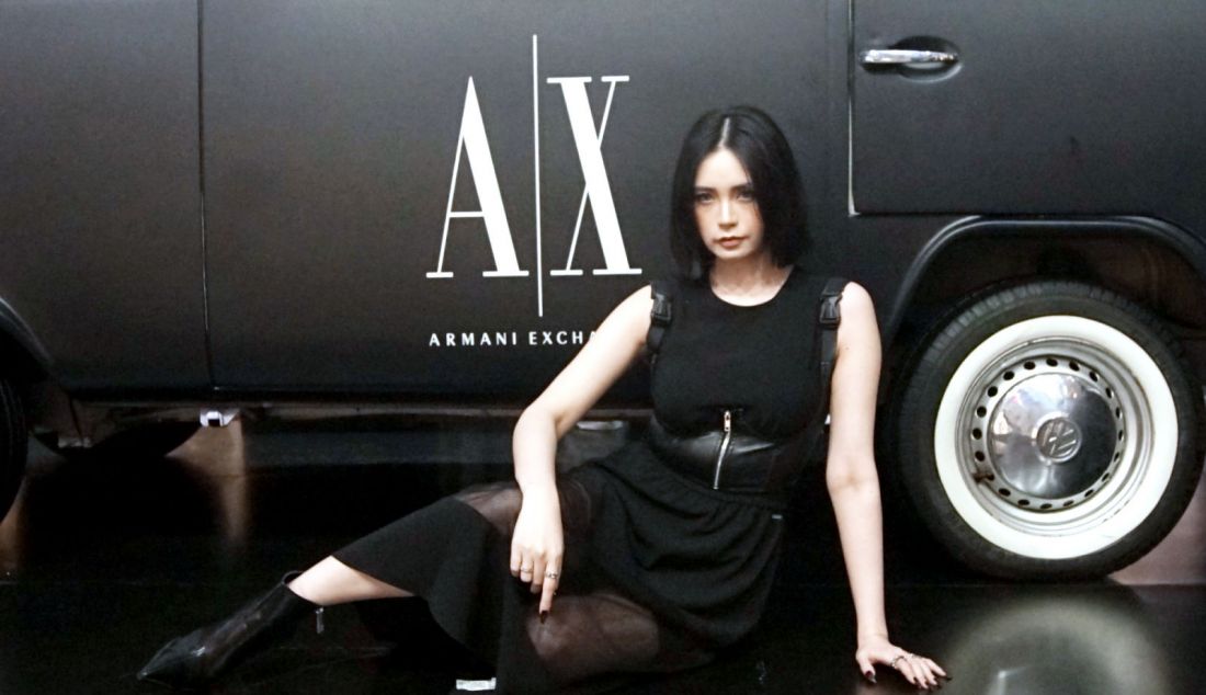 Model berpose pada acara grand opening gerai Armani Exchange di Grand Indonesia Mall, Jakarta Pusat beberapa hari lalu. Brand fashion karya desainer Italia Armani Exchange membuka gerai pertamanya di Indonesia yang menghadirkan tren terbaru dengan harga yang menarik bagi kaum muda. Koleksi yang ditawarkan meliputi berbagai pakaian dan aksesoris yang stylish dan casual. - JPNN.com