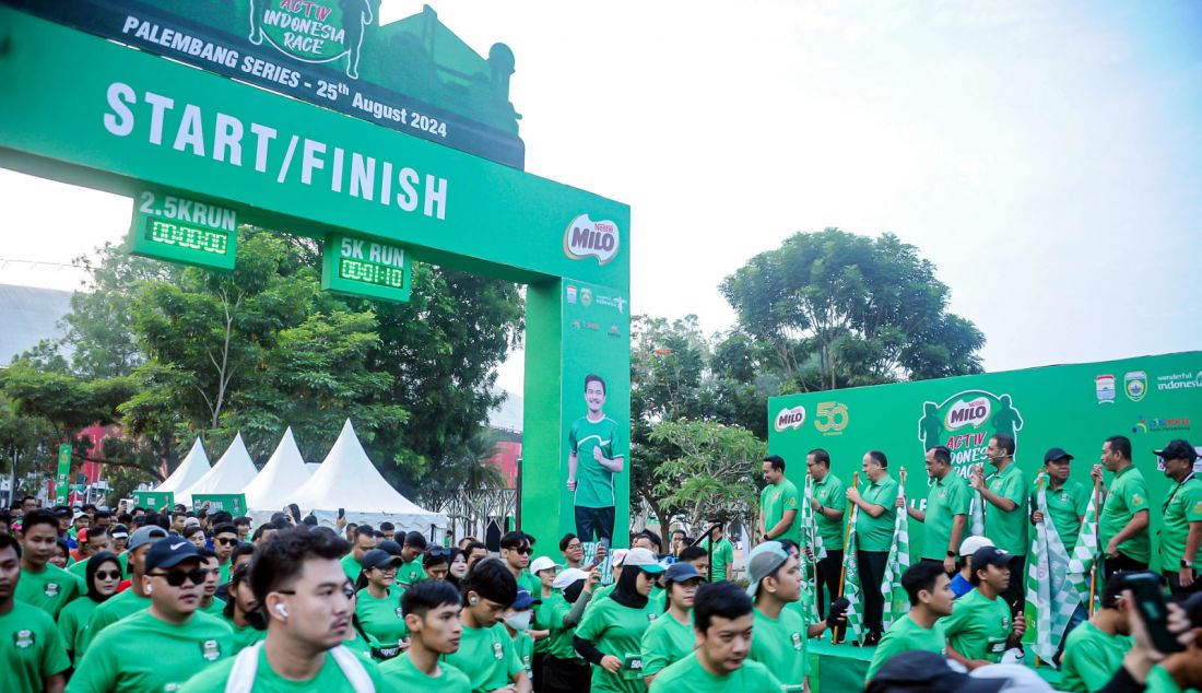 Sekda Provinsi Sumatera Selatan Edward Candra (keempat kiri) didampingi oleh Sekretaris Dinas Pemuda dan Olahraga Provinsi Sumatera Selatan H. A. Yudi Saputra, (kiri), Plt. Asisten IIbBidang Perekonomian dan Pembangunan H. Rudi Indawan (kedua kiri), Kepala Dinas Kepemudaan dan Olahraga Kota Palembang H. Edison (ketiga kanan), Kasat POL PP Provinsi Sumatera Selatan H. Aris Saputra (kedua kanan), Ketua Tim Pelayanan Rujukan dan Jaminan Kesehatan Dinas Kesehatan Kota Palembang dr. Pemi Welrado (kanan) bersama Presiden Direktur PT Nestle Indonesia Samer Chedid (ketiga kiri), dan Business Executive Officer Beverages & Culinary Dairy Business Unit PT Nestle Indonesia Alaa Shaaban (keempat kanan) melepas para pelari kategori 5K Road to MILO ACTIV Indonesia Race 2024 Palembang Series di Stadion Gelora Sriwijaya Jakabaring, Palembang, Sabtu (25/8). - JPNN.com