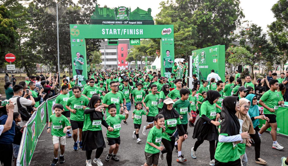 Suasana para peserta Road to MILO ACTIV Indonesia Race 2024 Palembang Series, Minggu (25/8). Dalam semangat merayakan perjalanan 50 tahun di Indonesia, Nestle MILO kembali menghadirkan ajang lari terbesar dan paling dinantikan, MILO ACTIV Indonesia Race 2024 yang dimulai dengan rangkaian Road to MILO ACTIV Indonesia Race 2024 di 12 kota di Indonesia. Kota kesebelas dilaksanakan di Stadion Gelora Sriwijaya Jakabaring, dan diikuti sebanyak 2.700 pelari dalam dua kategori 5K dan Family Run 2,5K. - JPNN.com