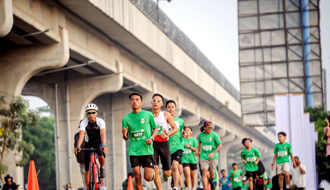 Suasana para peserta Road to MILO ACTIV Indonesia Race 2024 Palembang Series, Minggu (25/8). Dalam semangat merayakan perjalanan 50 tahun di Indonesia, Nestle MILO kembali menghadirkan ajang lari terbesar dan paling dinantikan, MILO ACTIV Indonesia Race 2024 yang dimulai dengan rangkaian Road to MILO ACTIV Indonesia Race 2024 di 12 kota di Indonesia. Kota kesebelas dilaksanakan di Stadion Gelora Sriwijaya Jakabaring, dan diikuti sebanyak 2.700 pelari dalam dua kategori 5K dan Family Run 2,5K. - JPNN.com