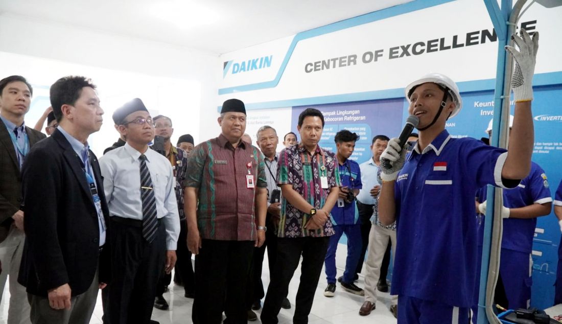 PT. Daikin Airconditioning Indonesia (DAIKIN) kembali mewujudnyatakan komitmennya untuk berkontribusi pada peningkatan pendidikan Indonesia. Terbaru, perusahaan solusi tata udara asal Jepang ini meresmikan pusat keunggulan di Sekolah Menengah Kejuruan Nahdlatul Ulama Ungaran, Jawa Tengah (27/8). Dinamai DAIKIN Center of Excellence, pusat keunggulan ini menempati sebuah ruang yang didedikasikan bagi pengembangan kompetensi siswa didik dan tenaga pengajar. - JPNN.com