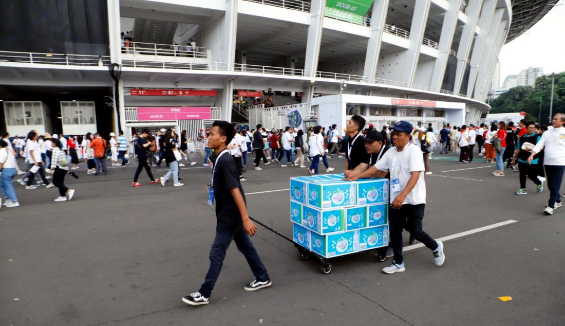 Sejumlah umat Katolik bersiap mengikuti Misa Akbar bersama Paus Fransiskus di Stadion Utama Gelora Bung Karno (GBK) Senayan, Jakarta, Kamis (5/9). Misa Akbar itu bertemakan Iman, Persaudaraan, dan Bela Rasa.  - JPNN.com