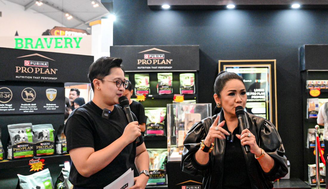 Penyanyi Vina Panduwinata saat talkshow PURINA® PRO PLAN pada eksibisi Indonesia International Pet Expo (IIPE) 2024 di ICE BSD, Kabupaten Tangerang, Banten, Minggu (8/9). PURINA® PRO PLAN juga aktif memberikan edukasi pentingnya nutrisi lengkap dan seimbang untuk hewan peliharaan melalui rangkaian talkshow dan layanan konsultasi hewan secara gratis kepada para pengunjung dan hewan peliharaannya. - JPNN.com