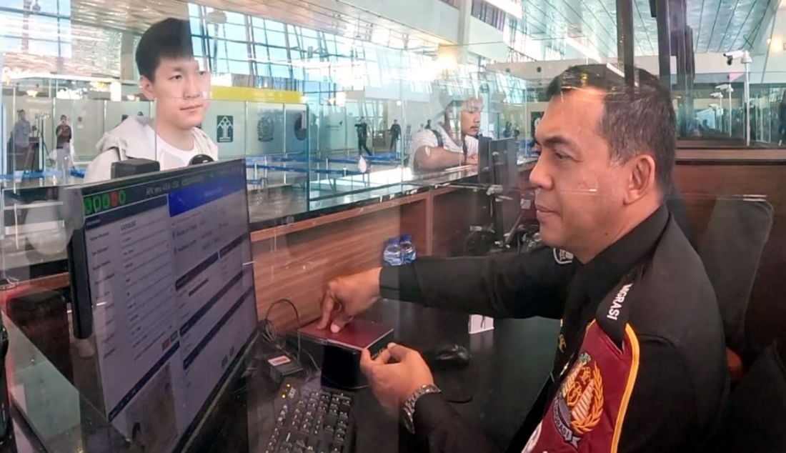 Dirjen Imigrasi Silmy Karim meninjau dan bertugas sebagai clearance di konter nomor 5 Bandara Soekarno-Hatta, Tangerang, Banten, Sabtu (14/9). Setelah apel pagi, Dirjen Imigrasi Silmy Karim melakukan tugas clearance di konter nomor 5, membantu pelintas yang menggunakan Autogate sekaligus memastikan fasilitas dan peralatan berfungsi dengan baik, supaya merasakan ada masalah apa yang perlu perbaikan, dan melihat peralatannya masih bagus atau tidak. - JPNN.com