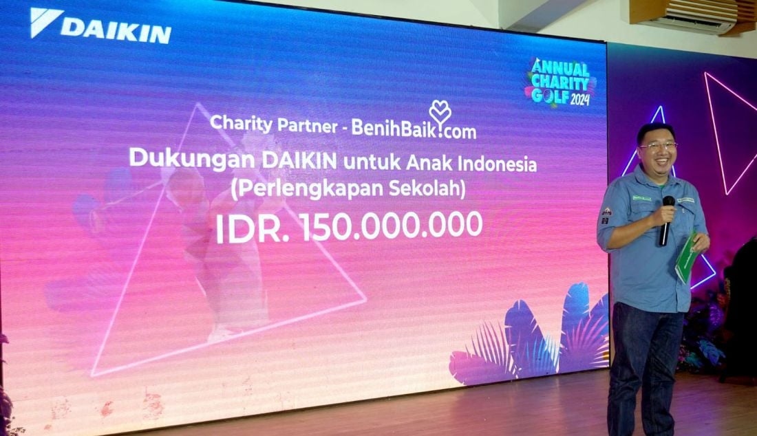 Para peserta mengikuti turnamen golf untuk penggalangan dana bertajuk Daikin Annual Charity Golf di Sentul Highlands Golf Club, Sentul, Jawa Barat, Sabtu (21/9). PT. Daikin Airconditioning Indonesia (Daikin) mengggandeng Yayasan BenihBaik Indonesia menggelar turnamen amal Daikin Annual Charity Golf, untuk menghimpun dana guna mendukung penyediaan perlengkapan sekolah bagi anak yang membutuhkan di beberapa wilayah di Indonesia. - JPNN.com