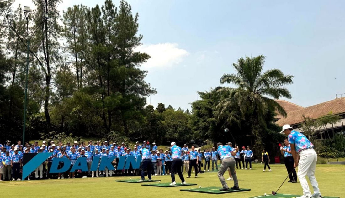 Para peserta mengikuti turnamen golf untuk penggalangan dana bertajuk Daikin Annual Charity Golf di Sentul Highlands Golf Club, Sentul, Jawa Barat, Sabtu (21/9). PT. Daikin Airconditioning Indonesia (Daikin) mengggandeng Yayasan BenihBaik Indonesia menggelar turnamen amal Daikin Annual Charity Golf, untuk menghimpun dana guna mendukung penyediaan perlengkapan sekolah bagi anak yang membutuhkan di beberapa wilayah di Indonesia. - JPNN.com