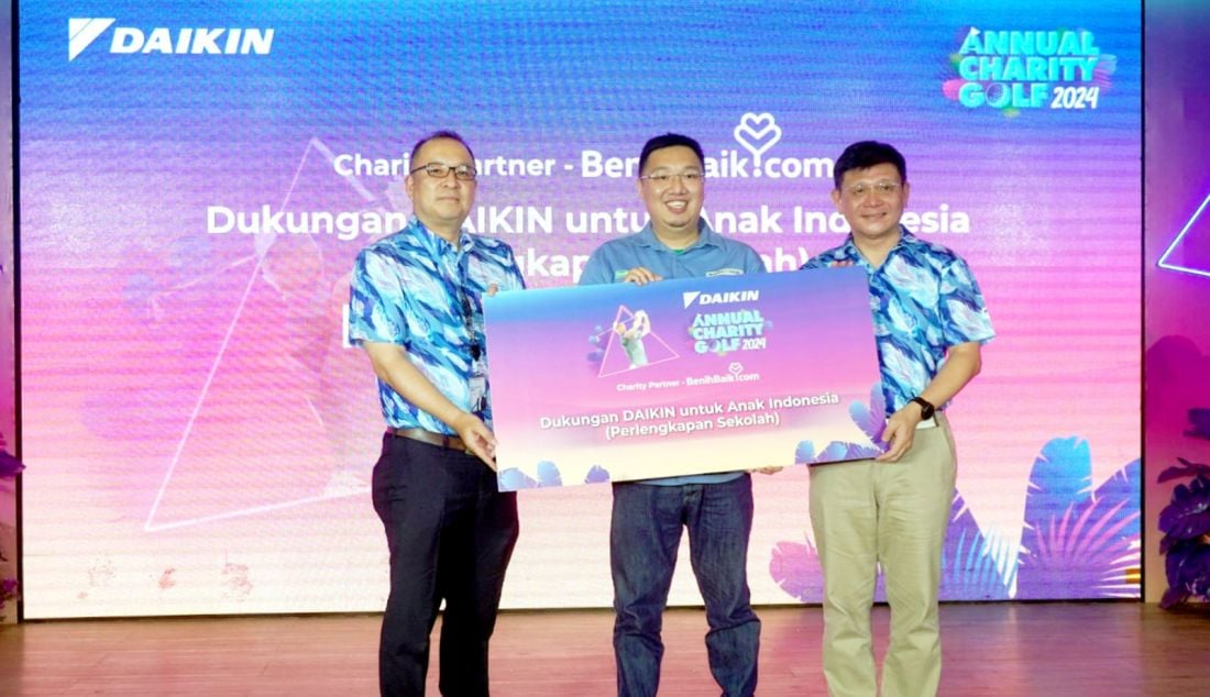 Para peserta mengikuti turnamen golf untuk penggalangan dana bertajuk Daikin Annual Charity Golf di Sentul Highlands Golf Club, Sentul, Jawa Barat, Sabtu (21/9). PT. Daikin Airconditioning Indonesia (Daikin) mengggandeng Yayasan BenihBaik Indonesia menggelar turnamen amal Daikin Annual Charity Golf, untuk menghimpun dana guna mendukung penyediaan perlengkapan sekolah bagi anak yang membutuhkan di beberapa wilayah di Indonesia. - JPNN.com