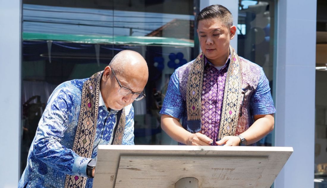 Country Manager RMA Indonesia Toto Suharto (kiri) dan Direktur PT DAS Indonesia Bali Mulyadi Kantiana Surjonogo menandatangani prasasti peresmian Dealer Ford DAS Bali, di Denpasar, Sabtu (28/9). RMA Indonesia memahami potensi Bali sebagai pasar otomotif yang sangat menjanjikan. Hadirnya Ford DAS Bali semakin mendekatkan para penggemar Ford dan penikmat wisata Pulau Dewata pada pilihan mobil penjelajah yang tangguh dan mewah. - JPNN.com