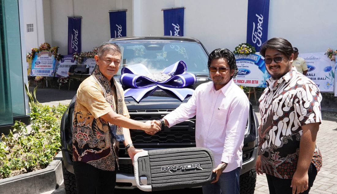 Head of Sales RMA Indonesia, Steven Beteng Santoso (kiri) menyerahkan replika kunci kepada konsumen Ford Ranger Raptor pertama di Bali, saat peresmian dealer Ford DAS Bali, di Denpasar, Sabtu (28/9). Prosesi ini menandai dibukanya penjualan produk Ford di Pulau Dewata melalui Ford DAS Bali. Dealer Ford DAS Bali ini merupakan gerai kategori 3S yang ke-10 di Indonesia, dan yang pertama di Bali. - JPNN.com