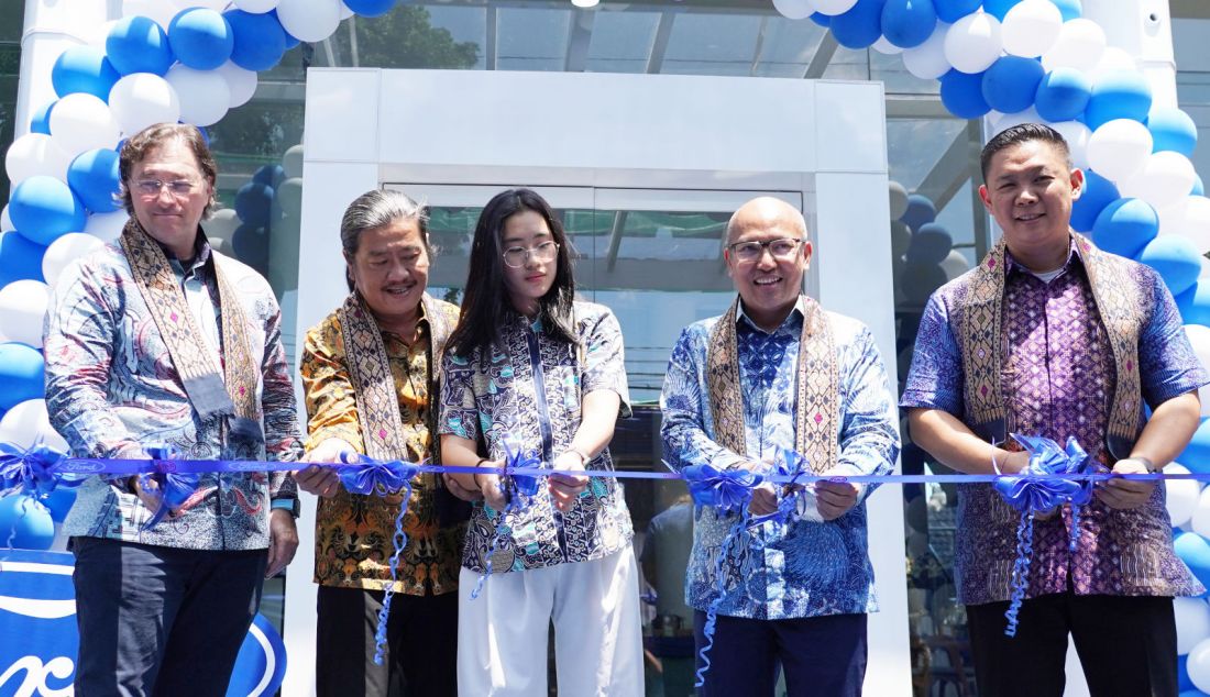 (ki-ka) Director Automotive Distribution RMA Group, Roberto Da Silva, CEO DAS Group, Sidik Lijandi, Shane Angelene Putri Lijandi; Country Manager RMA Indonesia, Toto Suharto, dan Direktur PT DAS Indonesia Bali, Mulyadi Kantiana Surjonogo meresmikan gerai terbaru Ford DAS Bali di Denpasar, Sabtu (28/9). Mengusung konsep 3S untuk melayani sales, service, dan sparepart, Dealer Ford DAS Bali hadir sebagai hub strategis untuk konsumen Ford Bali-Nusa Tenggara hingga Indonesia Timur. - JPNN.com