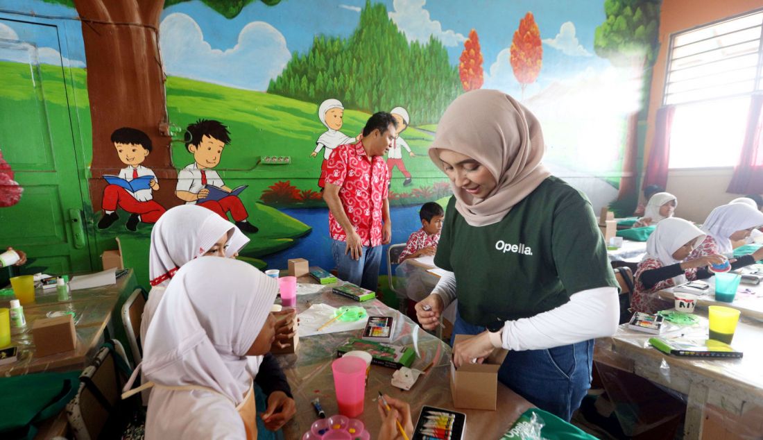 Country Head Opella Healthcare Indonesia Midha Mulyaningrum dan Chief of Program Impact & Creation Save the Children Indonesia Erwin Simangunsong mendampingi siswa-siswi SDN Cilincing Jakarta Utara mewarnai pot tanaman di sela peluncuran #MakeAirFair, Jakarta, Kamis (3/10). Kegiatan kreatif tersebut merupakan bagian dari inisiatif #MakeAirFair dan Purpose Day dari Opella untuk menciptakan lingkungan yang lebih sehat dan melindungi generasi masa depan dari dampak buruk polusi udara. - JPNN.com