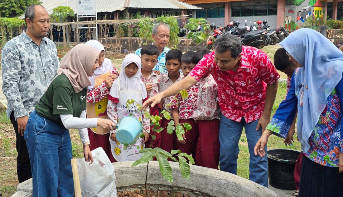 kiri: Country Head Opella Healthcare Indonesia Midha Mulyaningrum, Staf PPKL Suku Dinas Lingkungan Hidup Jakarta Utara Riky Zaeni, Kepala Seksi SD Suku Dinas Pendidikan Wilayah II Kota Administrasi Jakarta Utara Sunarto, Chief of Program Impact & Creation Save the Children Indonesia Erwin Simangunsong, melakukan penanaman pohon di sela peluncuran kampanye #MakeAirFair, Jakarta, Kamis (3/10). Inisiatif ini merupakan upaya Opella melalui merek unggulannya, Telfast, untuk menciptakan lingkungan yang lebih sehat dengan memfasilitasi penanaman 1.000 pohon di 10 sekolah yang tersebar di wilayah Jabodetabek. - JPNN.com