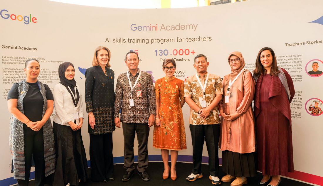 Presiden dan Chief Investment Officer Alphabet dan Google Ruth Porat (ketiga dari kiri), Ketua Komisi I DPR RI Meutya Hafid (keempat dari kanan), VP for Southeast Asia and South Asia Frontier Sapna Chadha (paling kanan) dan Country Marketing Manager, Google Indonesia Muriel Makarim (paling kiri) mengunjungi SMPN 240 Jakarta, Jakarta, Rabu (2/10). Selama kunjungannya yang berlangsung dua hari, Porat berbicara dengan para guru tentang bagaimana mereka menggunakan AI generatif dan Gemini di dalam kelas. - JPNN.com