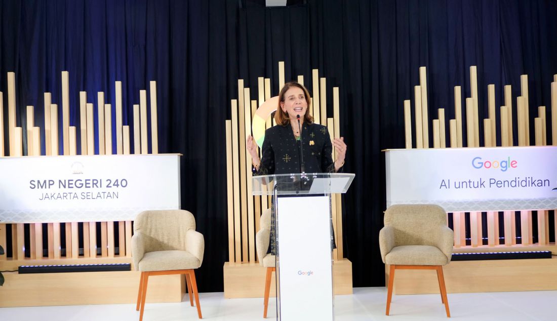 President and Chief Investment Officer Alphabet and Google Ruth Porat memberikan sambutannya di hadapan para guru dan siswa di SMPN 240 Jakarta, Jakarta, Rabu (2/10). Selama dua hari kunjungannya ke Jakarta, Porat membahas tentang pendanaan Google untuk program-program seperti Gemini Academy dan Bangkit guna meningkatkan keterampilan orang Indonesia dengan cara yang akan membawa manfaat jangka panjang bagi negara. - JPNN.com