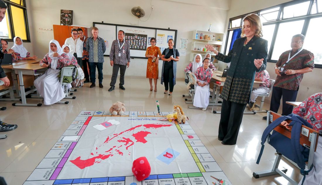 President and Chief Investment Officer of Alphabet and Google Ruth Porat (berdiri di sebelah kanan), mencoba permainan edukasi yang dibuat menggunakan Gemini di salah satu SMP di Jakarta. Para guru di sekolah tersebut merupakan lulusan program Gemini Academy, program pelatihan dari Google untuk para guru yang ingin belajar memanfaatkan AI generatif di kelas. Hari ini (2 Oktober 2024), Ruth Porat mengumumkan hibah yang diharapkan dapat mendukung upaya ini dan memberdayakan lebih dari 2,5 juta orang Indonesia untuk belajar keterampilan AI. - JPNN.com