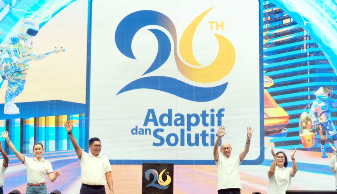 Kiri: Komisaris Bank Mandiri Chatib Basri dan Direktur Utama Bank Mandiri Darmawan Junaidi saat meresmikan peluncuran 5 fitur dan layanan digital yang adaptif dan solutif, Sabtu (5/10). Pada ulang tahun ke-26, Bank Mandiri merilis Livin' New UI, Livin'poin, Livin Investasi Saham, Livin' Planet, dan Kopra New UI untuk meningkatkan pengalaman terbaik bagi nasabah dalam bertransaksi , hingga akhir Agustus 2024 Livin' by Mandiri telah memproses sebanyak 2,4 miliar transaksi dengan nilai Rp2.589 T. - JPNN.com