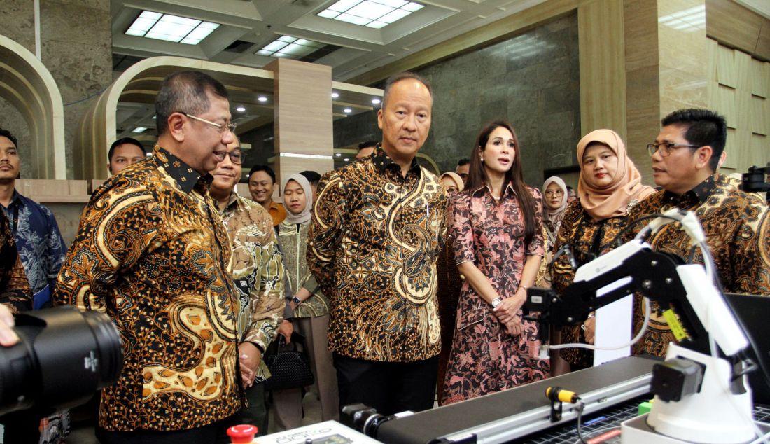 Menteri Perindustrian RI Agus Gumiwang Kartasasmita melihat alat peraga robotik bantuan hibah dari Axioo Robotik untuk SMK dilingkungan BPSDMI disela mengunjungi pameran Industrial Education & Training Expo 2024 (IDUTEX 2024) di kantor Kementerian Perindustrian RI, Gatot Subroto, Jakarta, Senin (7/10). Gelaran IDUTEX 2024 ini diharapkan dapat mewujudkan kemajuan industri di Tanah Air melalui pemenuhan sumber daya manusia (SDM) yang kompeten dan inovatif. - JPNN.com