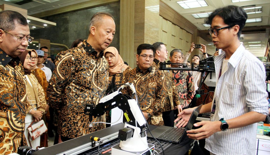 Menteri Perindustrian RI Agus Gumiwang Kartasasmita melihat alat peraga robotik bantuan hibah dari Axioo Robotik untuk SMK dilingkungan BPSDMI disela mengunjungi pameran Industrial Education & Training Expo 2024 (IDUTEX 2024) di kantor Kementerian Perindustrian RI, Gatot Subroto, Jakarta, Senin (7/10). Gelaran IDUTEX 2024 ini diharapkan dapat mewujudkan kemajuan industri di Tanah Air melalui pemenuhan sumber daya manusia (SDM) yang kompeten dan inovatif. - JPNN.com