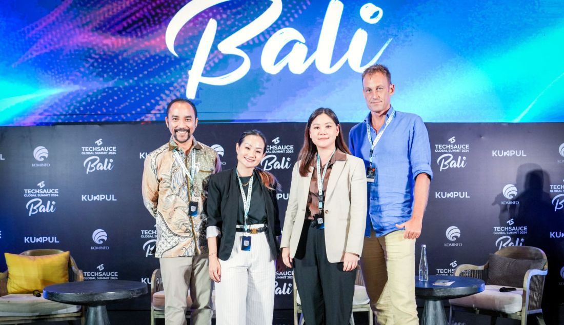 Faye Wongso, Chairperson KUMPUL, bersama Oranuch Lerdsuwankij (CEO Techsauce) dan Ronald Simorangkir (CEO Mandiri Capital Indonesia) saat diskusi mengenai pengembangan ekosistem teknologi antara Indonesia dan Thailand. Mimee menyampaikan bahwa CVC (Corporate Venture Capital) masih kurang berinvestasi di negara-negara ASEAN, dan menekankan pentingnya startup selaras dengan kebutuhan CVC untuk menarik investasi dan kemitraan strategis. Faye menekankan pentingnya membangun ekonomi digital regional dan memahami cara kerja CVC antarnegara, serta mempercepat kolaborasi antar co-founder di ASEAN. - JPNN.com