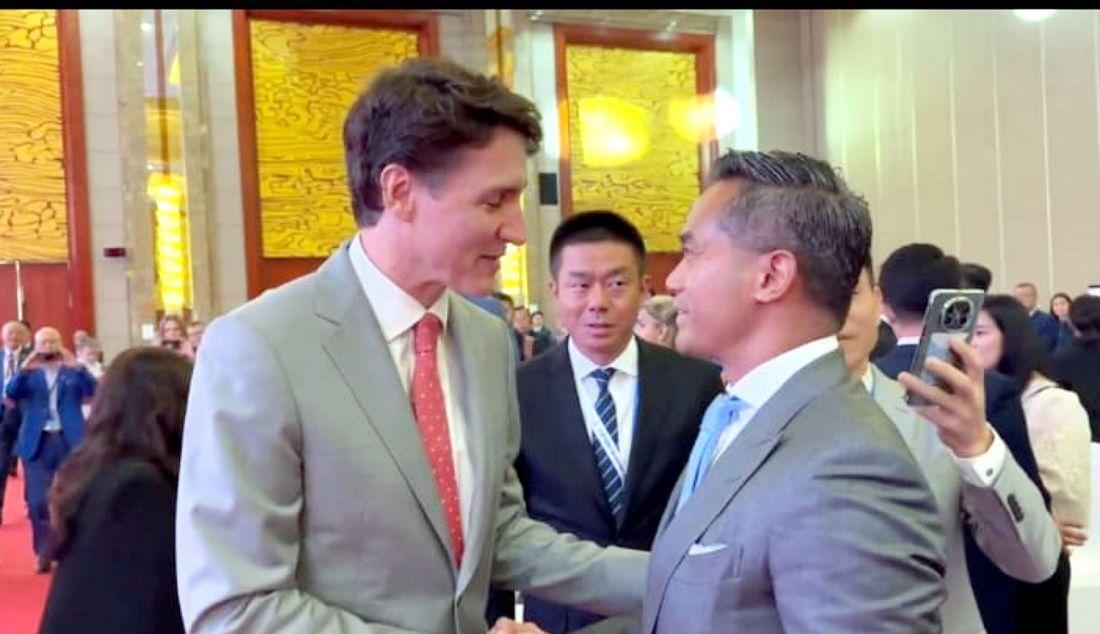 Perdana Menteri Kanada Justin Trudeau menyapa Ketua APEC Business Advisory Council (BAC) Indonesia yang juga Ketua Umum Kamar Dagang dan Industri (Kadin) Indonesia 2024 – 2029 Anindya Bakrie di sela-sela forum acara ASEAN Business and Investment Summit 2024 di Landmark Mekong Riverside, Vientiane, Laos, Jumat (11/10). Justin menyampaikan komitmen Kanada untuk melanjutkan kerja sama bidang ekonomi dengan Indonesia di era pemerintahan baru Prabowo – Gibran. Keduanya bersepakat untuk membahas kerja sama tersebut dalam forum APEC di Lima, Peru, yang akan diselenggarakan pada 10-16 November 2024 mendatang. - JPNN.com