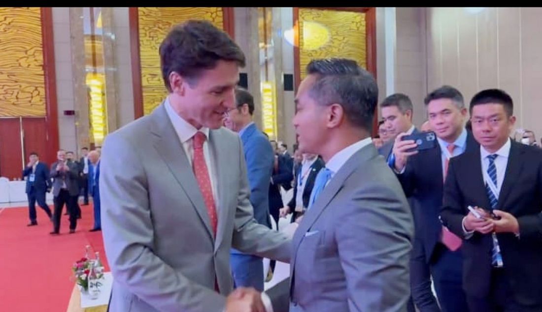 Perdana Menteri Kanada Justin Trudeau menyapa Ketua APEC Business Advisory Council (BAC) Indonesia yang juga Ketua Umum Kamar Dagang dan Industri (Kadin) Indonesia 2024 – 2029 Anindya Bakrie di sela-sela forum acara ASEAN Business and Investment Summit 2024 di Landmark Mekong Riverside, Vientiane, Laos, Jumat (11/10). - JPNN.com