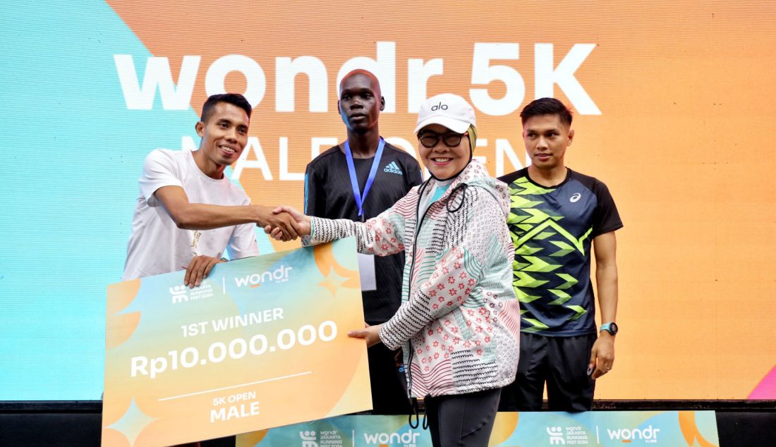 Direktur Retail Banking BNI Corina Leyla Karnalies menyerahkan simbolis hadiah kepada para pemenang kategori wondr 5K di Gelora Bung Karno, Jakarta (12/10). - JPNN.com