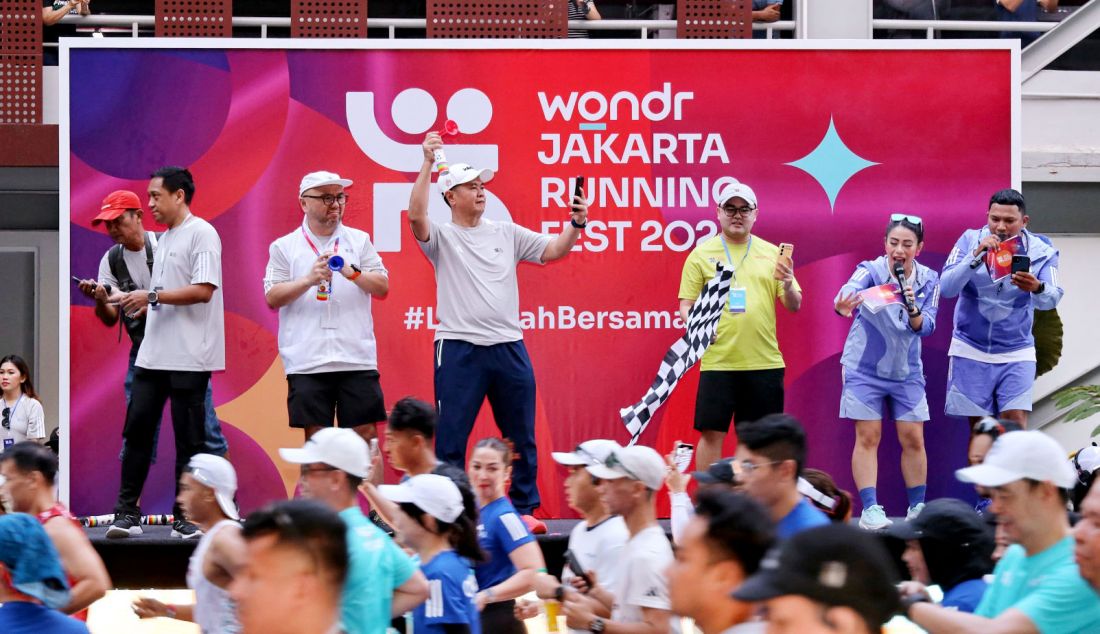 Hussein Paolo Kartadjoemena, Direktur Digital and Integrated Transaction Banking BNI, secara resmi melepas 5.000 peserta dalam kategori wondr 5K. Acara pelepasan ini berlangsung di Gelora Bung Karno (GBK), Jakarta, dan turut dihadiri oleh Ketua Komisi Pemassalan PB PASI, Satyo Haryo Wibisono, Direktur Utama PT Kelompok Lari Anak Bangsa (KLAB), Dickie Widjaja, serta Kepala Dinas Pemuda dan Olahraga DKI Jakarta, Andri Yansyah. - JPNN.com