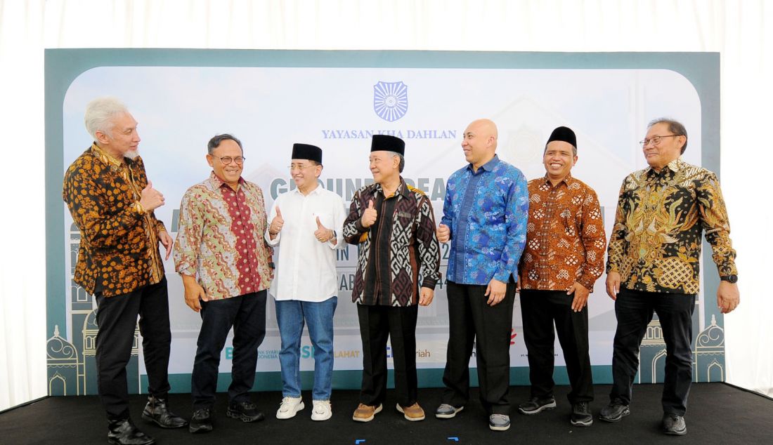 kiri: Wakil Komisaris Utama BSI Adiwarman Karim, Komisaris Independen BSI Komaruddin Hidayat, salah satu pembina Yayasan KH Ahmad Dahlan Munichy B Edress, Ketua PP Muhammadiyah Bidang Tarjih dan Tajdid Syamsul Anwar, Direktur Retail Banking BSI Harry Gusti Utama, Dewan Pengawas Syariah BSI Jaih Mubarok dan Direktur Eksekutif BSI Maslahat Sukoriyanto Saputro saat acara ground breaking pembangunan Masjid Padepokan KH Ahmad Dahlan di Yogyakarta. - JPNN.com