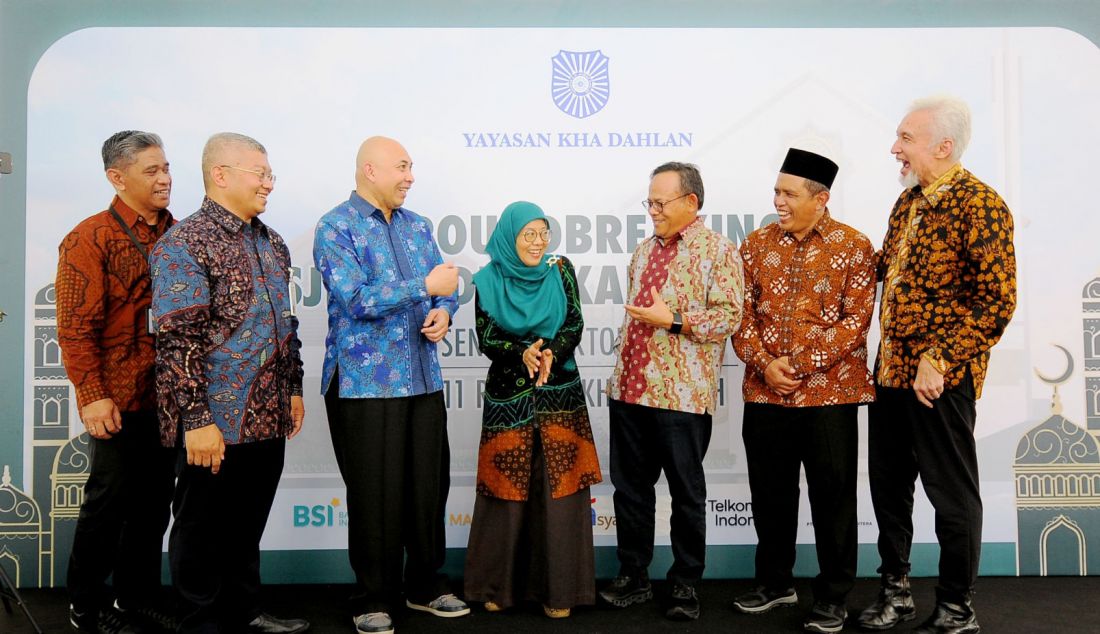 kiri: Wakil Komisaris Utama BSI Adiwarman Karim, Komisaris Independen BSI Komaruddin Hidayat, salah satu pembina Yayasan KH Ahmad Dahlan Munichy B Edress, Ketua PP Muhammadiyah Bidang Tarjih dan Tajdid Syamsul Anwar, Direktur Retail Banking BSI Harry Gusti Utama, Dewan Pengawas Syariah BSI Jaih Mubarok dan Direktur Eksekutif BSI Maslahat Sukoriyanto Saputro saat acara ground breaking pembangunan Masjid Padepokan KH Ahmad Dahlan di Yogyakarta. PT Bank Syariah Indonesia Tbk (BSI) terus meningkatkan kolaborasi dengan komunitas umat muslim di Tanah Air guna memperkokoh Islamic ecosystem di dalam negeri melalui kontribusi pembangunan Masjid Padepokan KH Ahmad Dahlan di Daerah Istimewa Yogyakarta. - JPNN.com