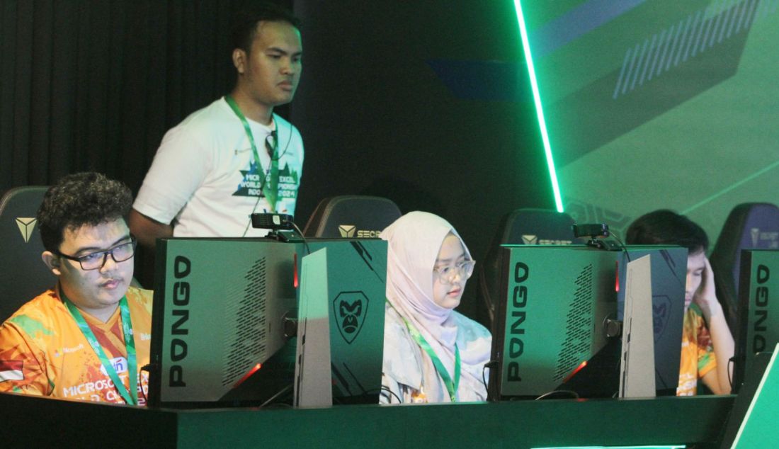 Peserta mengikuti ajang Microsoft Excel World Championship Indonesia 2024 di Point Arena Jakarta, Minggu (13/10). Dalam komitmennya mendukung pengembangan talenta digital di Indonesia, Axioo Pongo turut serta dalam ajang yang digelar untuk pertama kalinya di Indonesia. Dalam ajang ini, seluruh peserta bertanding menggunakan Pongo Nexus All In One PC. - JPNN.com